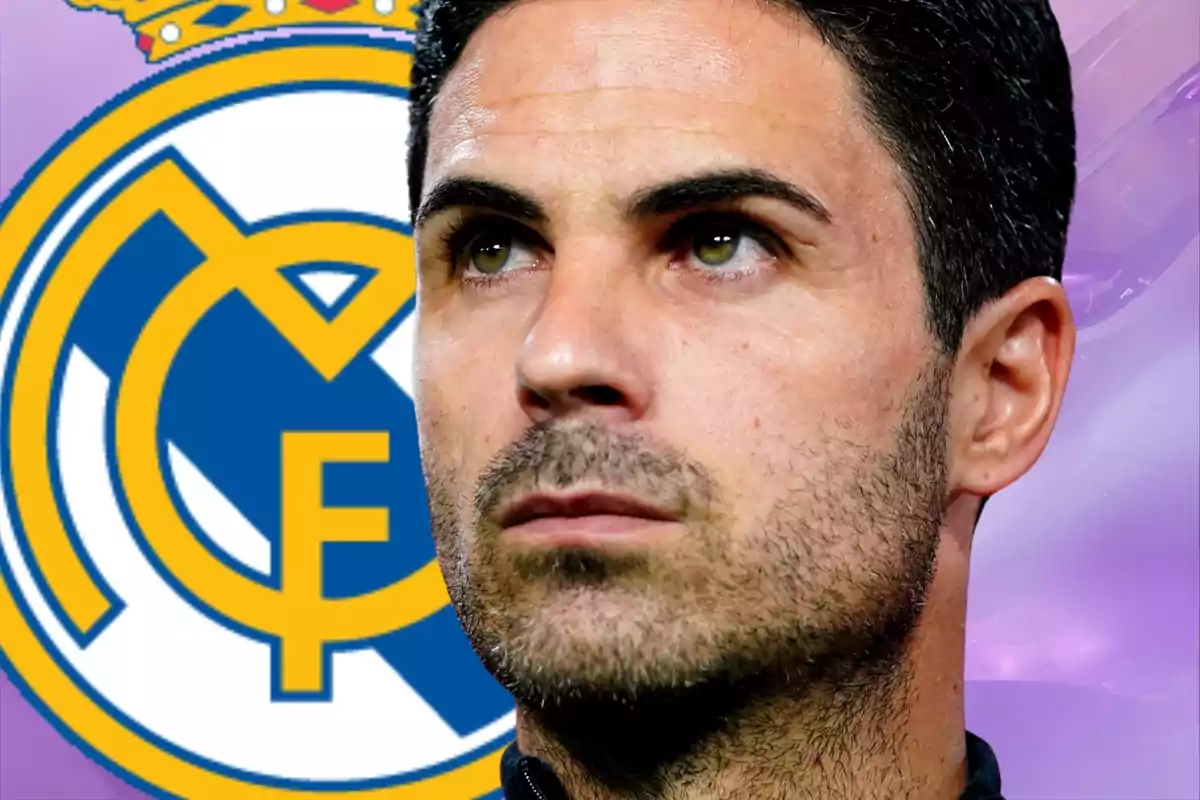 Home de cabells foscos amb barba curta en primer pla amb l’escut del Reial Madrid de fons