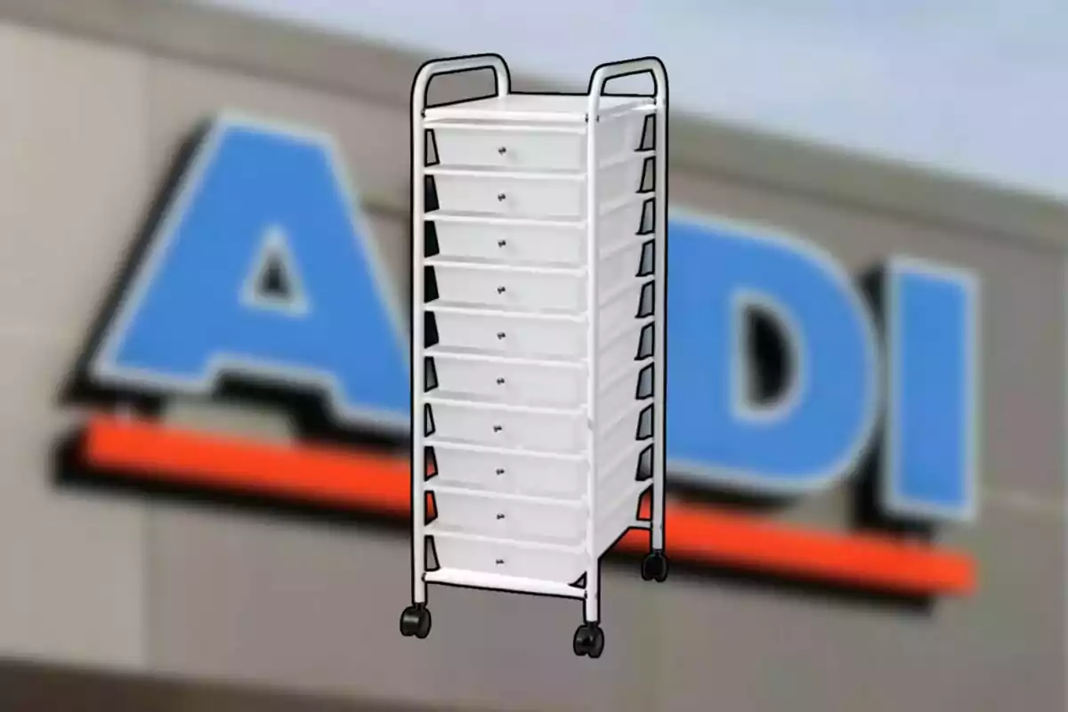 Carro organizador blanco de diez cajones con ruedas frente a un letrero borroso de una tienda Aldi Carro organizador blanco de diez cajones con ruedas frente a un letrero borroso de una tienda Aldi