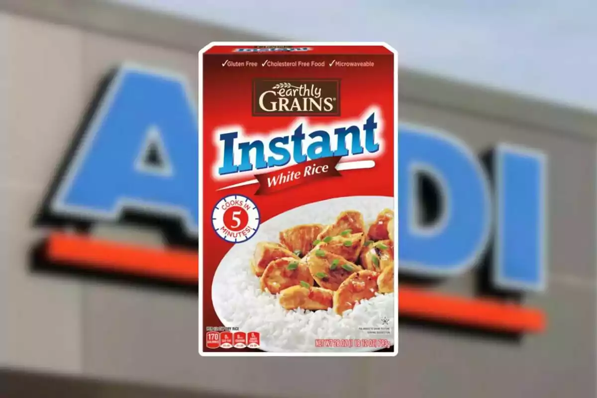 Caja de arroz blanco instantáneo de la marca Earthly Grains frente a un letrero borroso de Aldi