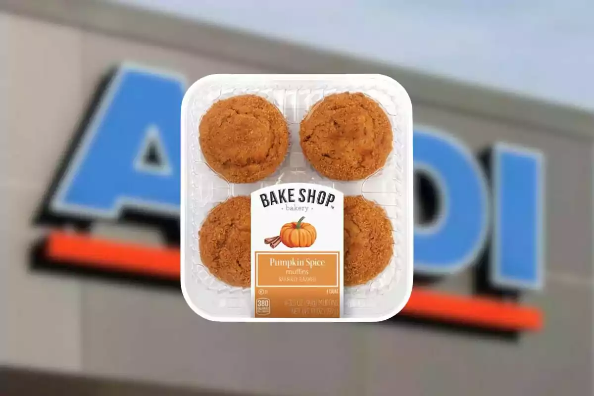 Paquete de cuatro muffins de pumpkin spice de la marca Bake Shop frente a una tienda Aldi desenfocada Paquete de cuatro muffins de pumpkin spice de la marca Bake Shop frente a una tienda Aldi desenfocada