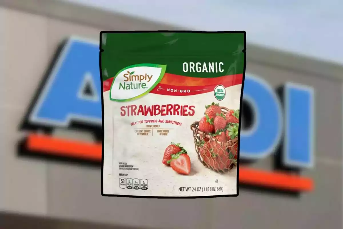 Bag of Simply Nature organic strawberries in front of a blurry Aldi store sign