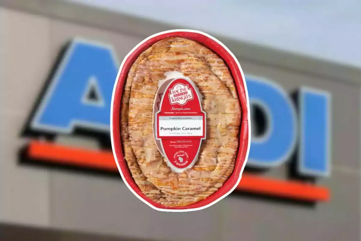 Un pastel danés sabor caramelo de calabaza en su empaque frente a un letrero borroso de una tienda Aldi