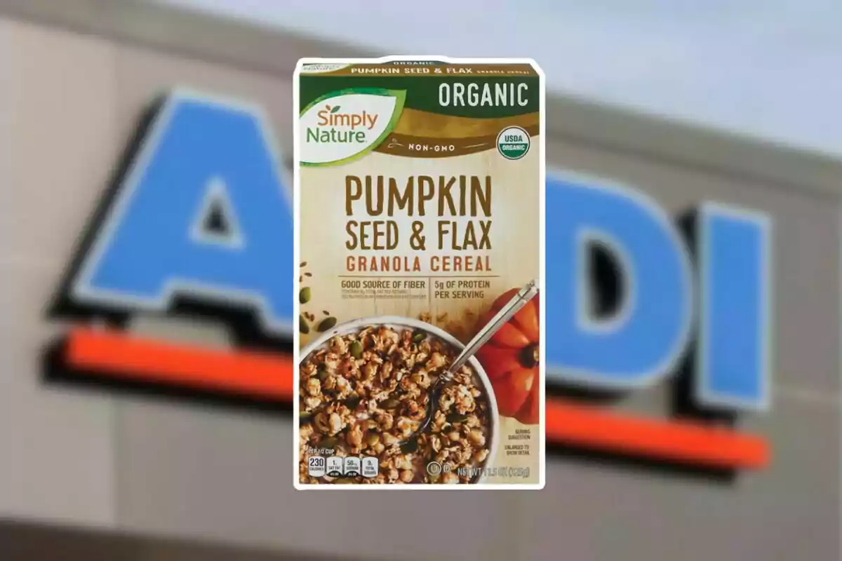 Caja de cereal granola orgánico de semillas de calabaza y linaza Simply Nature frente a un letrero borroso de Aldi