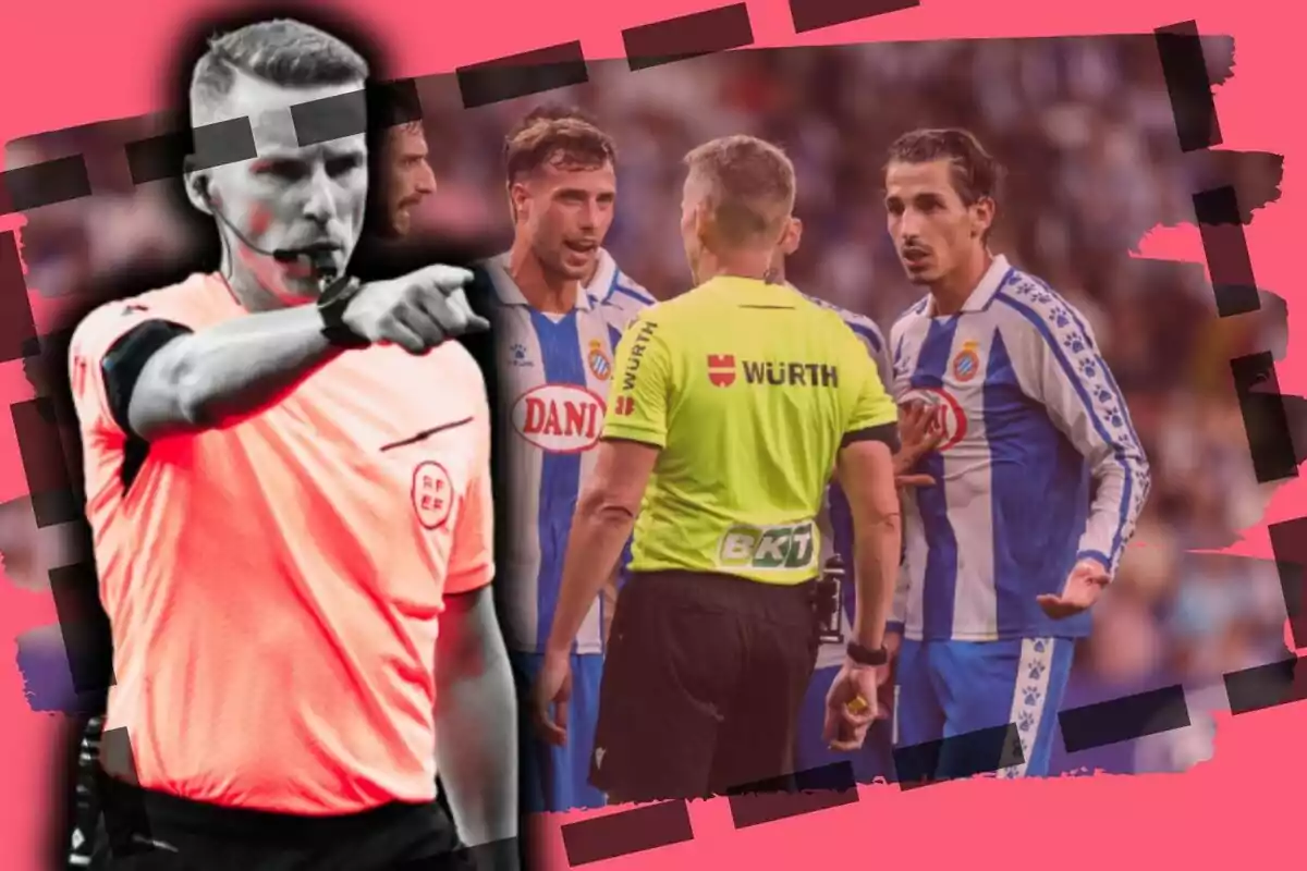 Un àrbitre de futbol assenyala amb el dit mentre al fons altres jugadors discuteixen amb un altre àrbitre en un partit, tot sobre un fons rosa amb detalls en negre.