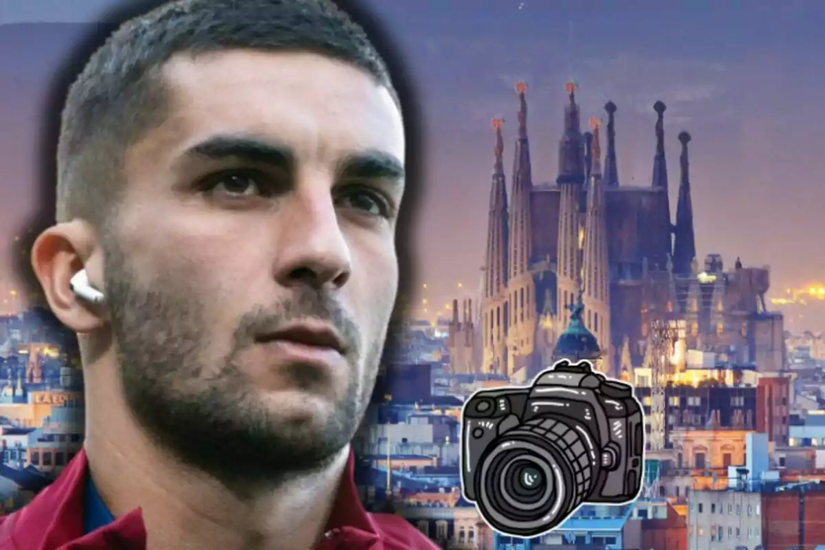 Ferran Torres amb auriculars davant de la Sagrada Família a Barcelona amb un dibuix de càmera fotogràfica a la part inferior