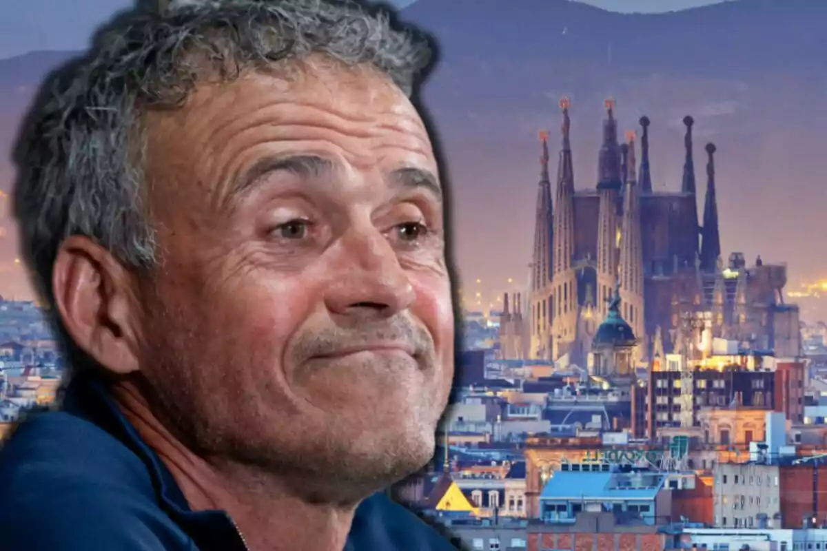Luis Enrique amb expressió neutral davant de la Sagrada Família a Barcelona
