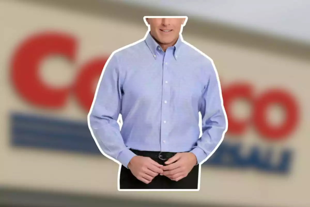 Hombre con camisa azul de vestir recortado sobre un fondo borroso de una tienda Costco Hombre con camisa azul de vestir recortado sobre un fondo borroso de una tienda Costco