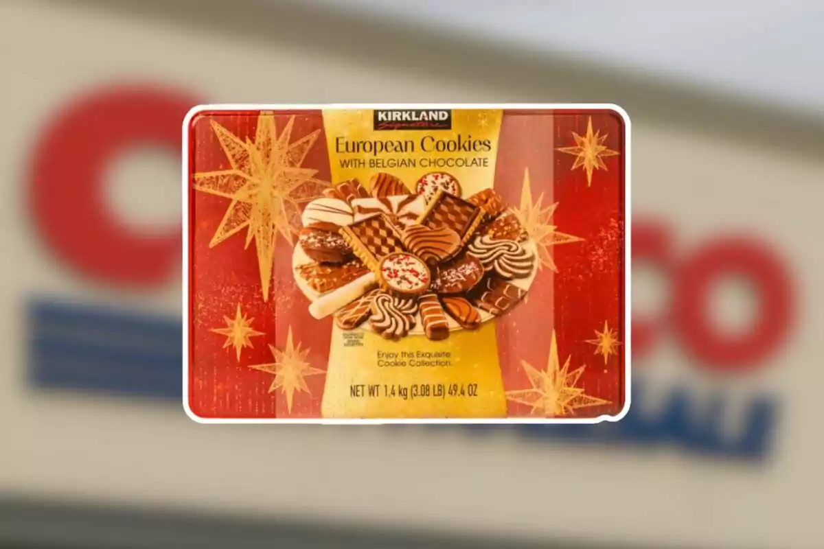 Caja de galletas europeas con chocolate belga de la marca Kirkland con diseño festivo y fondo rojo decorado con estrellas doradas Caja de galletas europeas con chocolate belga de la marca Kirkland con diseño festivo y fondo rojo decorado con estrellas doradas