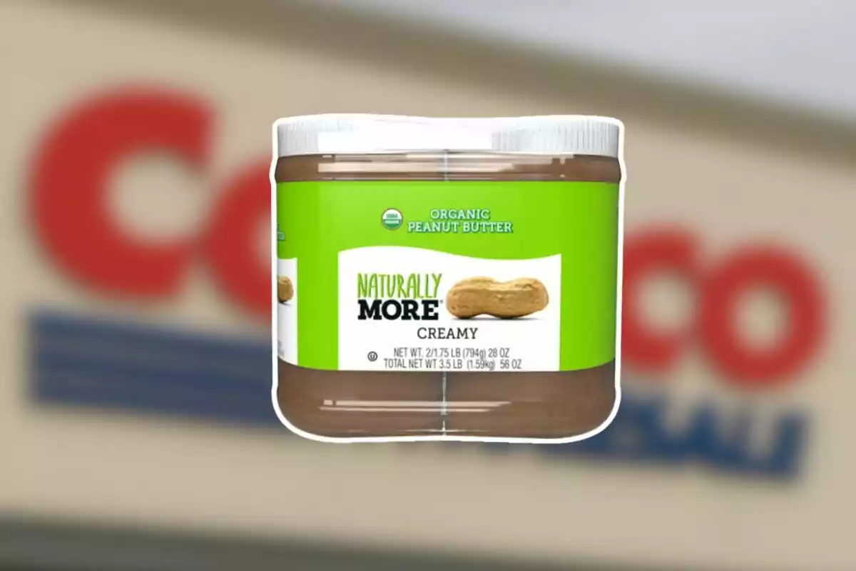 Frasco de crema de cacahuate orgánica Naturally More con tapa blanca y etiqueta verde sobre un fondo desenfocado de una tienda Costco