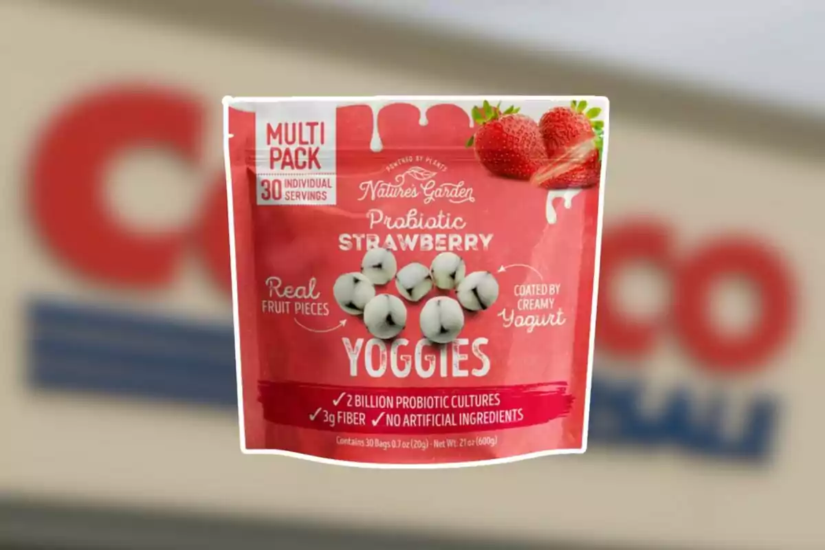 Bolsa de Yoggies sabor fresa probiótico de la marca Nature’s Garden con piezas de fruta real cubiertas de yogur, sobre un fondo borroso de una tienda Costco. Bolsa de Yoggies sabor fresa probiótico de la marca Nature’s Garden con piezas de fruta real cubiertas de yogur, sobre un fondo borroso de una tienda Costco.