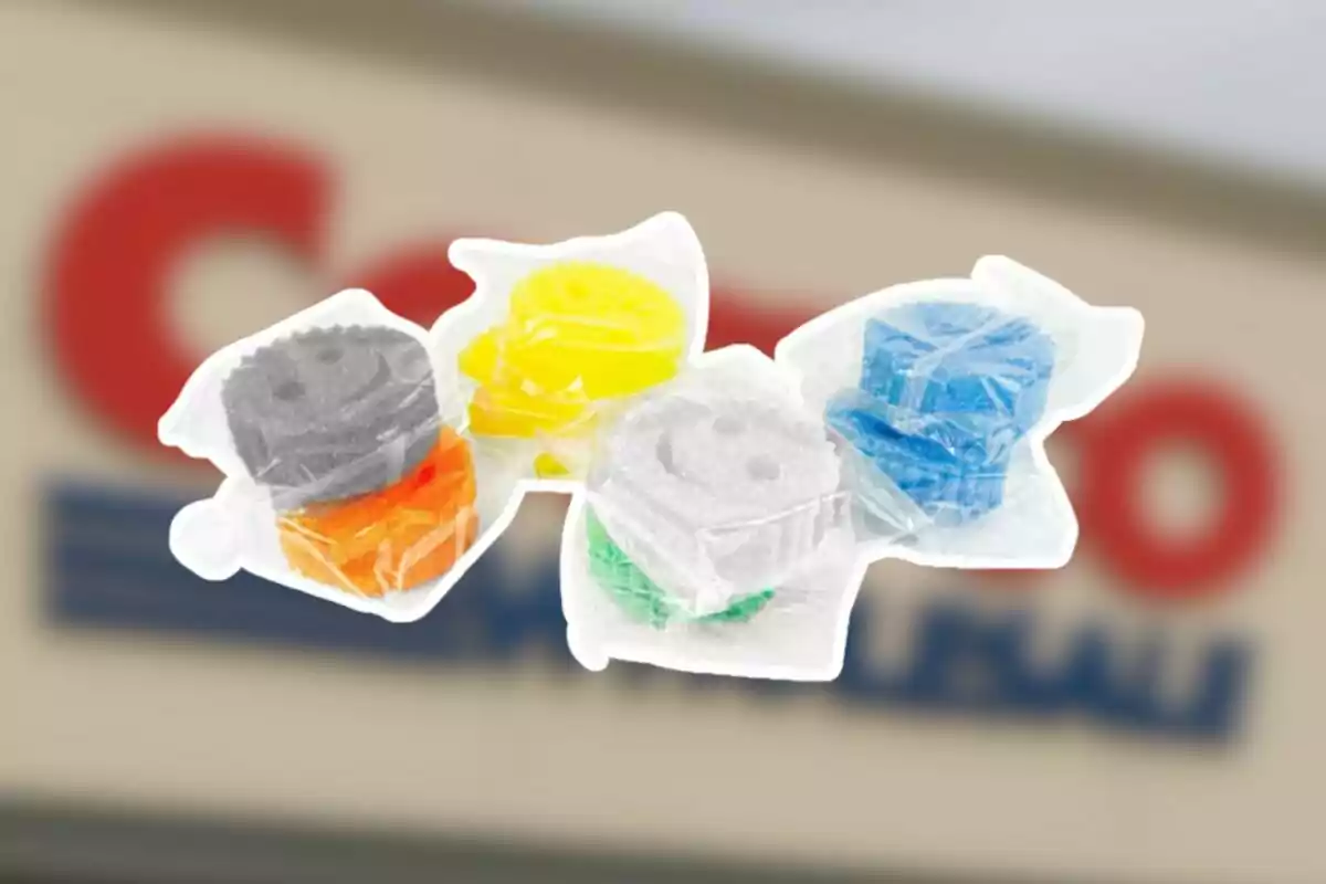 Esponjas de colores con forma de carita sonriente envueltas en plástico frente a un fondo borroso de una tienda. Esponjas de colores con forma de carita sonriente envueltas en plástico frente a un fondo borroso de una tienda.