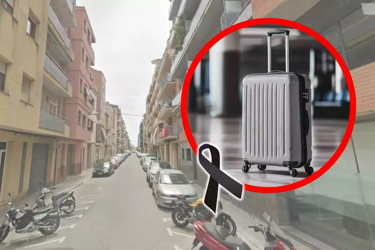 Carrer de Vilanova i la Geltrú amb edificis i cotxes aparcats, sobreposada una imatge d’una maleta grisa dins d’un cercle vermell i un llaç negre de dol.