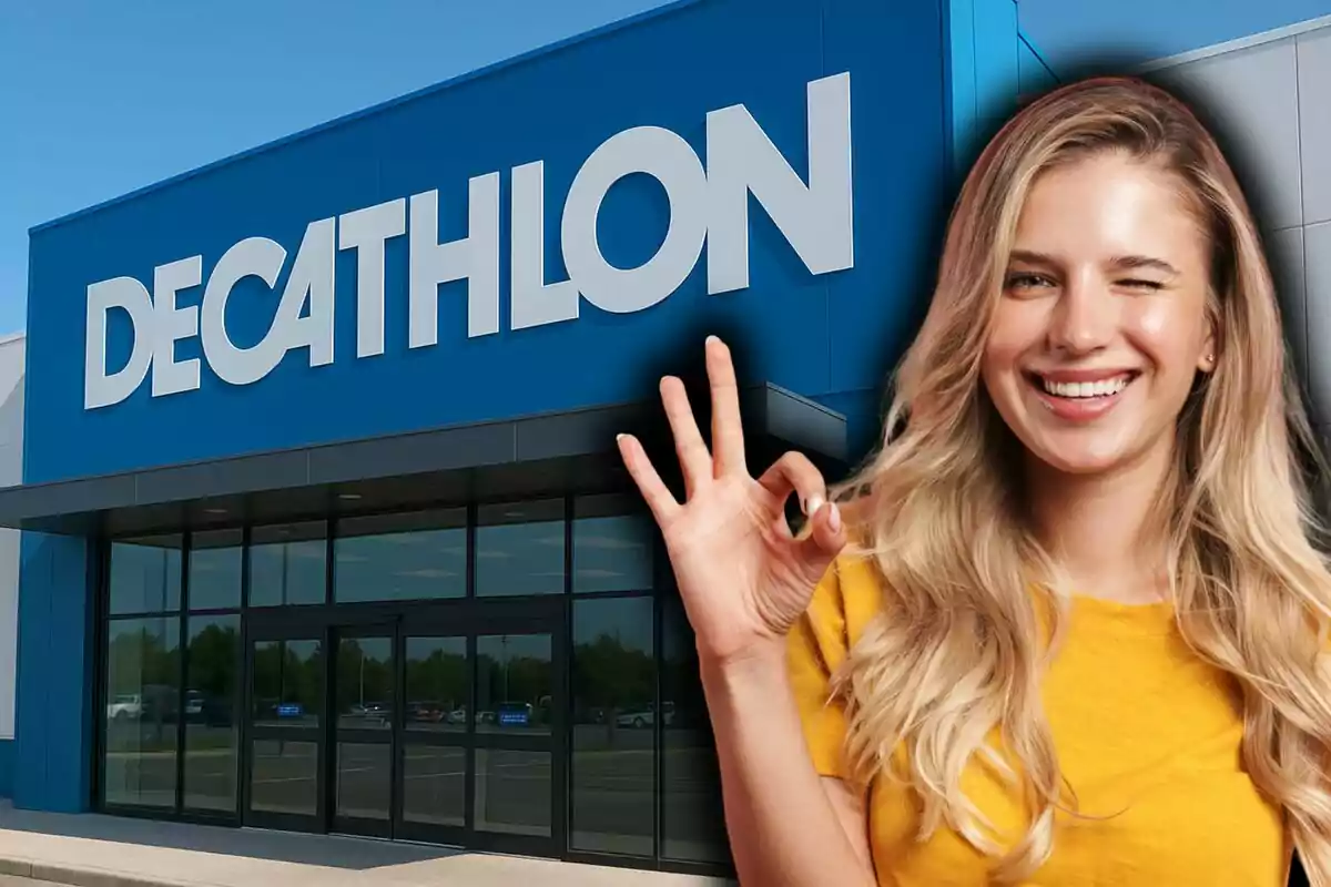 Fachada de una tienda Decathlon con una mujer sonriente haciendo el gesto de ok frente al edificio.