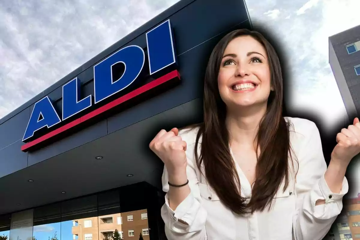 Mujer sonriente con gesto de alegría frente a una tienda ALDI.
