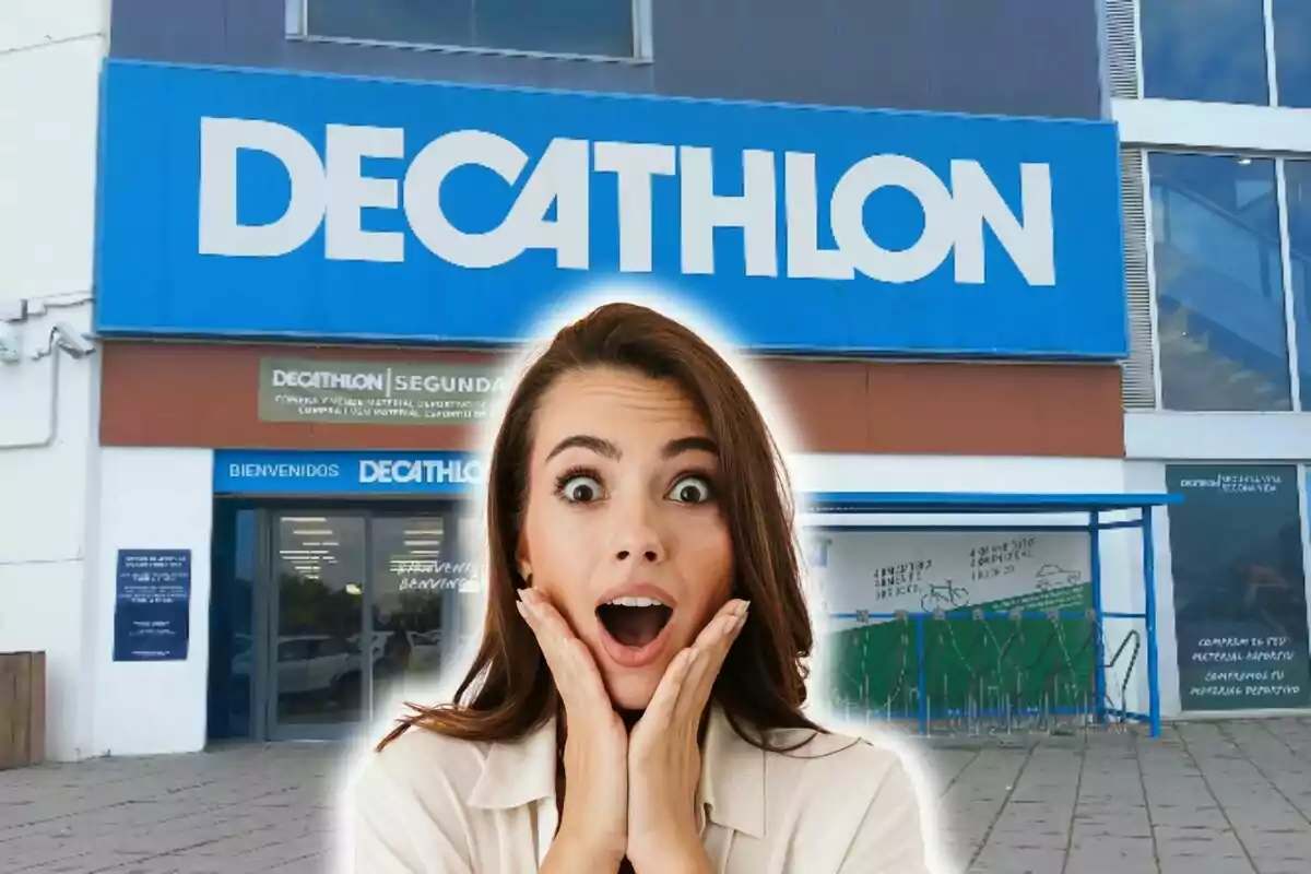 Mujer sorprendida frente a la entrada de una tienda Decathlon.