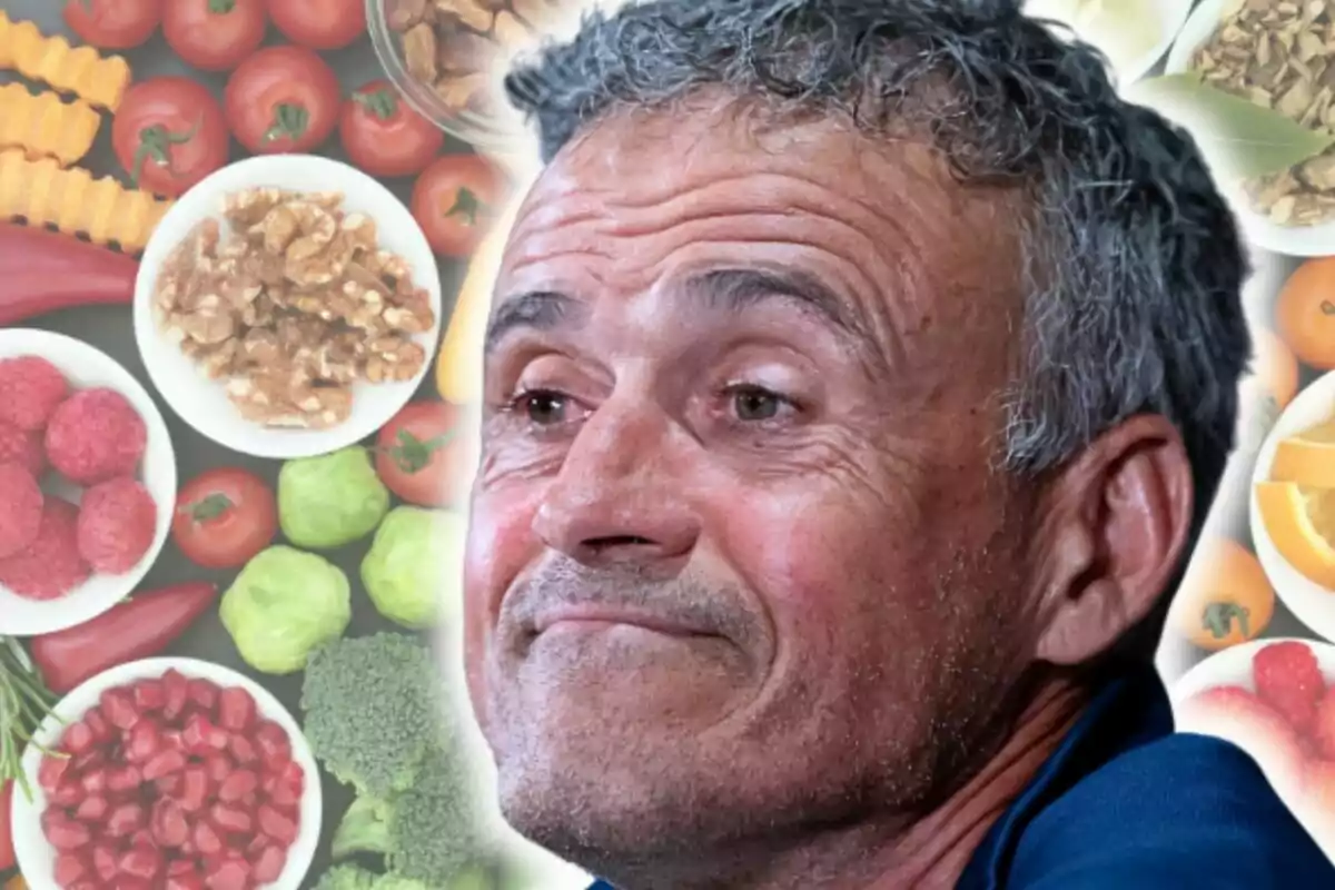 Primer pla de Luis Enrique amb expressió neutral davant d’un fons de fruites, verdures i fruits secs.