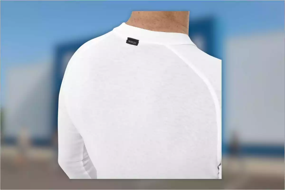 Persona d’esquena amb una samarreta blanca i una petita etiqueta a la part superior del coll Persona d’esquena amb una samarreta blanca i una petita etiqueta a la part superior del coll