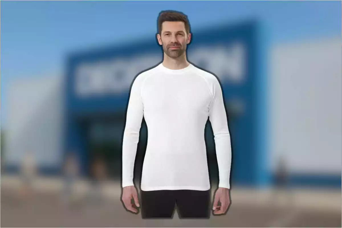 Home amb samarreta tèrmica blanca de màniga llarga posant davant d’una botiga desenfocada Home amb samarreta tèrmica blanca de màniga llarga posant davant d’una botiga desenfocada