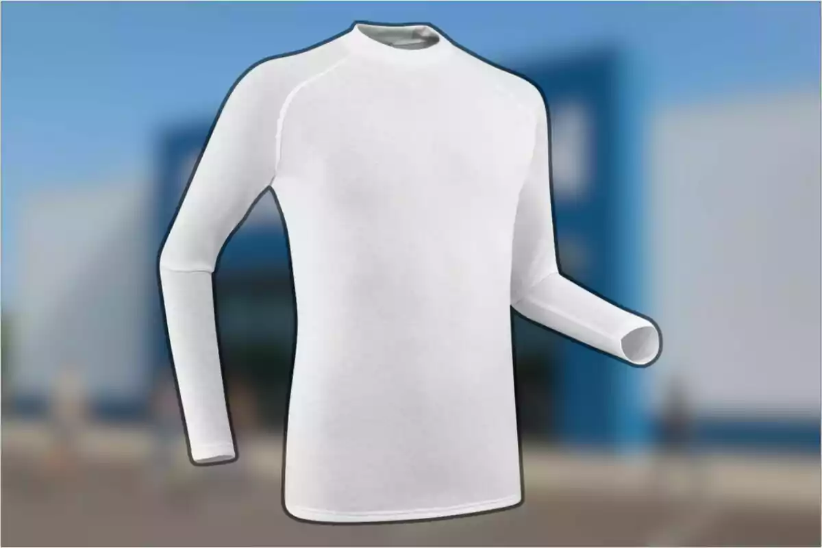 Samarreta blanca de màniga llarga sobre un fons desenfocat blau i gris Samarreta blanca de màniga llarga sobre un fons desenfocat blau i gris