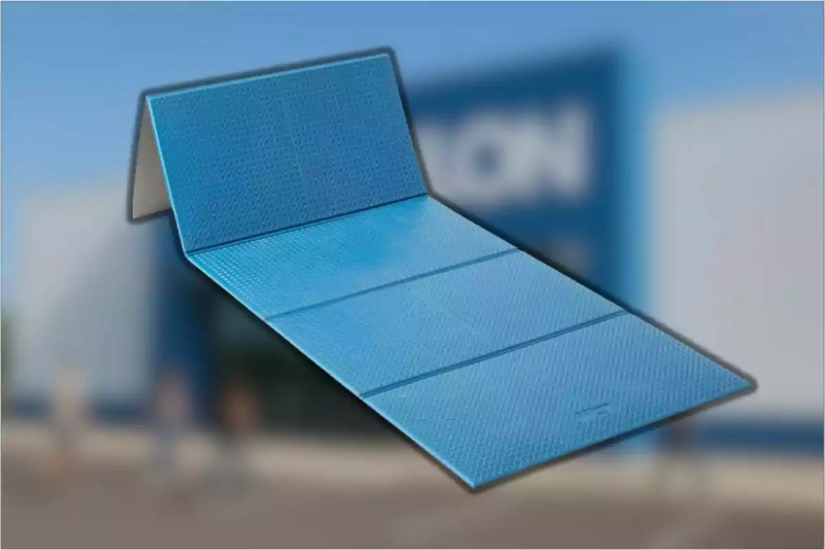 Matalàs blau plegable amb textura sobre un fons desenfocat Matalàs blau plegable amb textura sobre un fons desenfocat