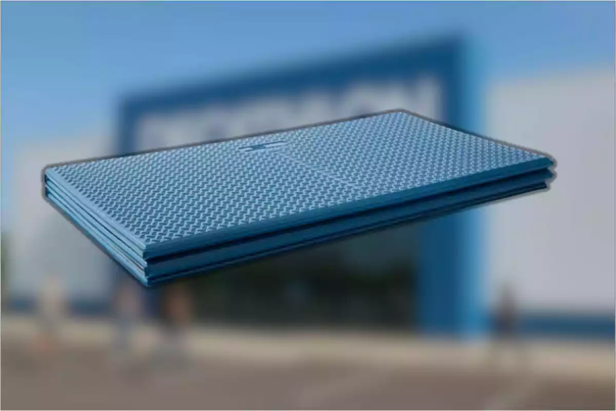 Matalàs blau plegable amb textura de quadres petits sobre un fons desenfocat Matalàs blau plegable amb textura de quadres petits sobre un fons desenfocat