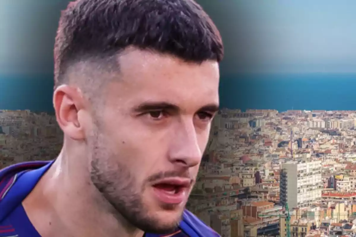 Primer pla de Joan Garcia amb cabell curt i barba retallada, al fons una vista panoràmica d’una ciutat vora el mar