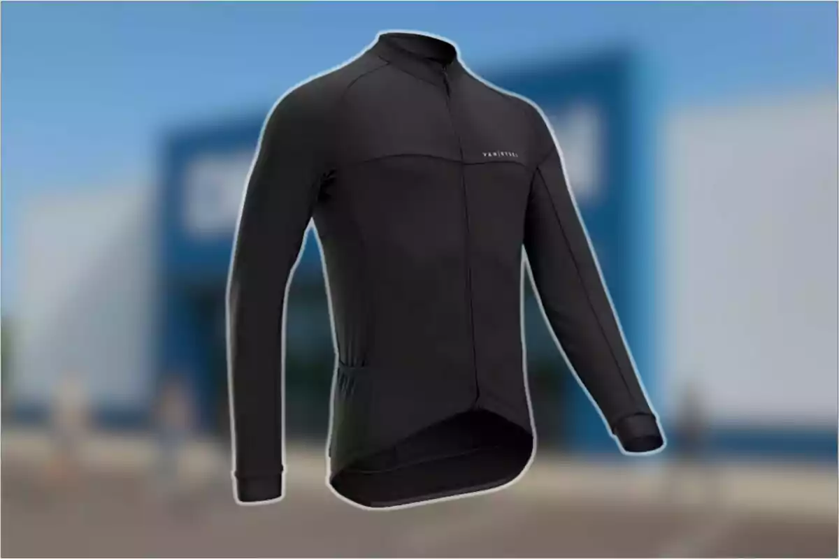 Chaqueta deportiva negra de manga larga con cierre frontal y fondo desenfocado