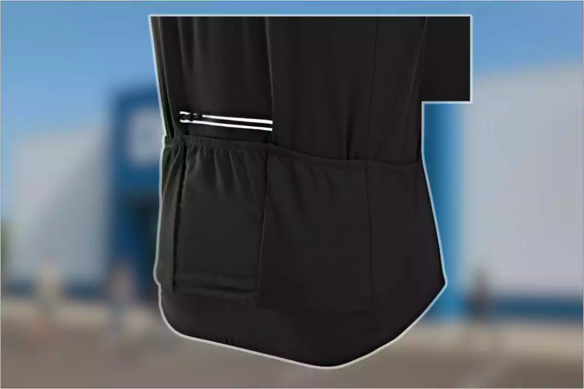 Detalle de la parte trasera de una prenda deportiva negra con bolsillos elásticos y un cierre visible