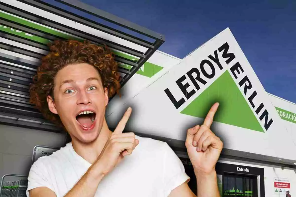 Home jove amb expressió de sorpresa i entusiasme assenyalant el rètol d’una botiga Leroy Merlin