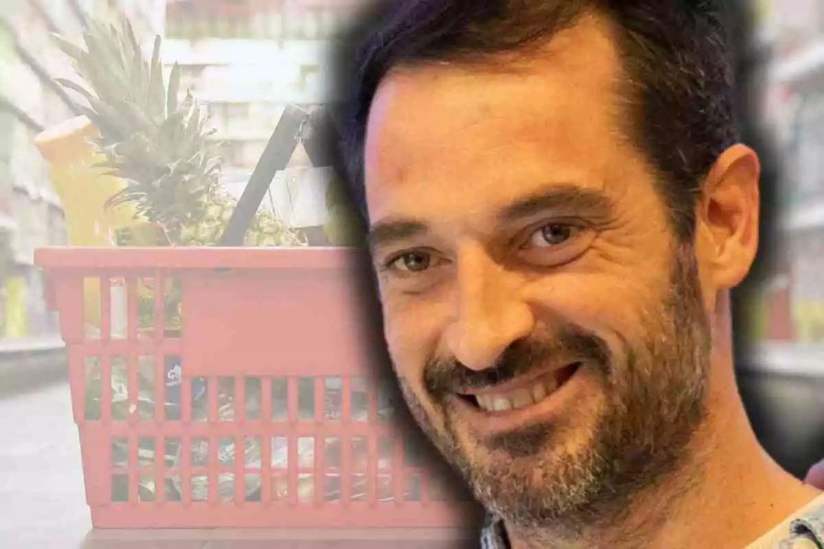 Joseba Arguiñano somrient en primer pla amb una cistella de supermercat plena de productes al fons