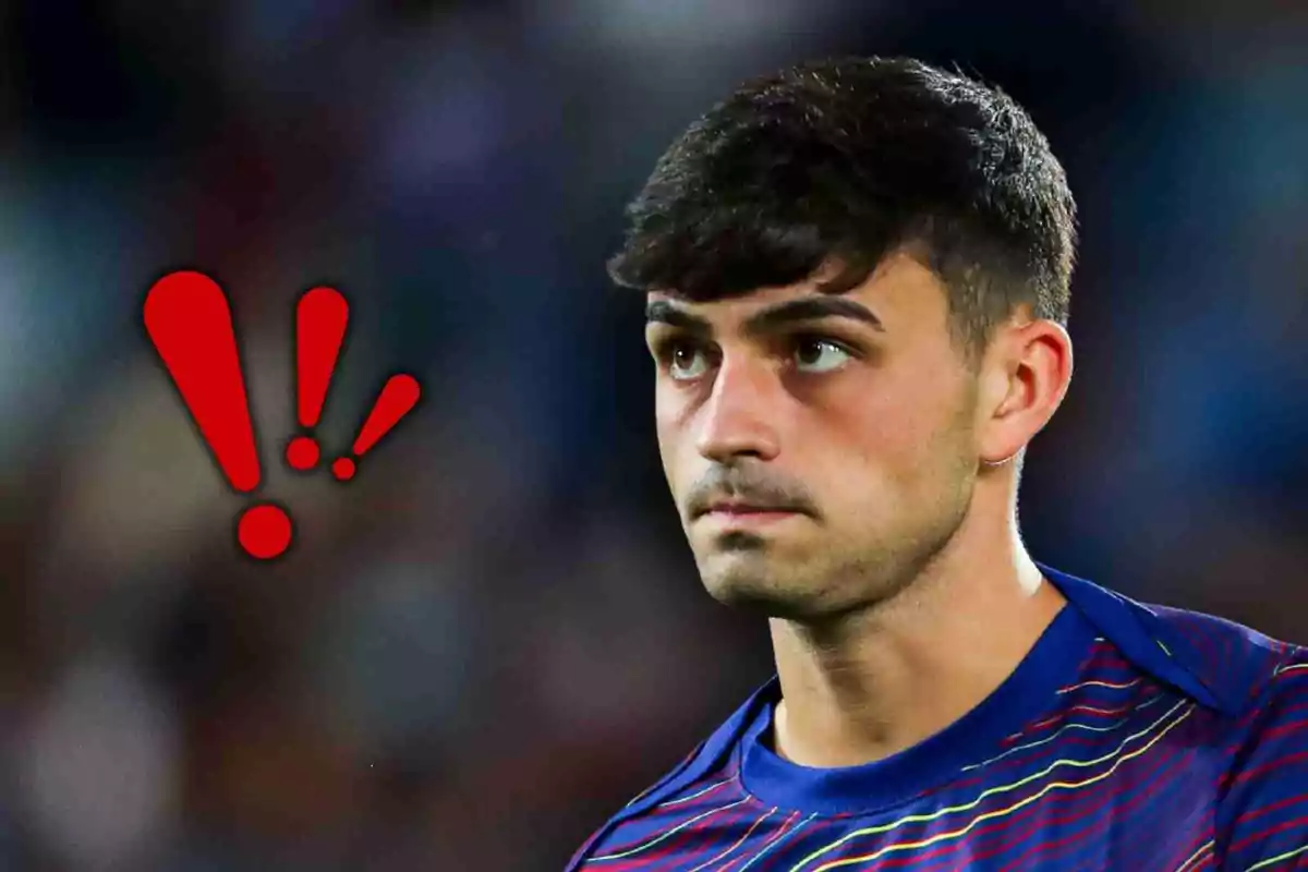 Pedri amb samarreta esportiva mirant seriós i signes d’exclamació vermells al seu costat