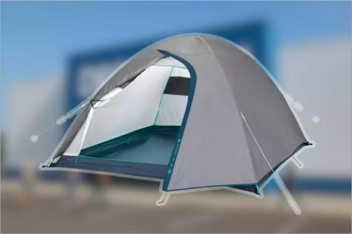 Tienda de campaña gris y azul con la puerta abierta sobre un fondo desenfocado