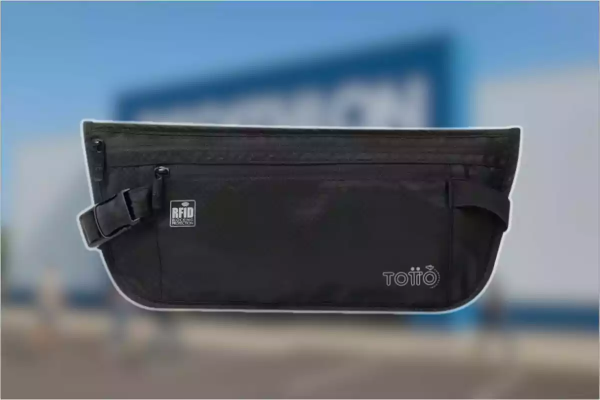 Cangurera negra marca Totto con protección RFID sobre un fondo desenfocado.