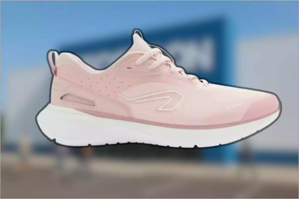 Sabata esportiva de color rosa clar amb sola blanca sobre un fons desenfocat Sabata esportiva de color rosa clar amb sola blanca sobre un fons desenfocat