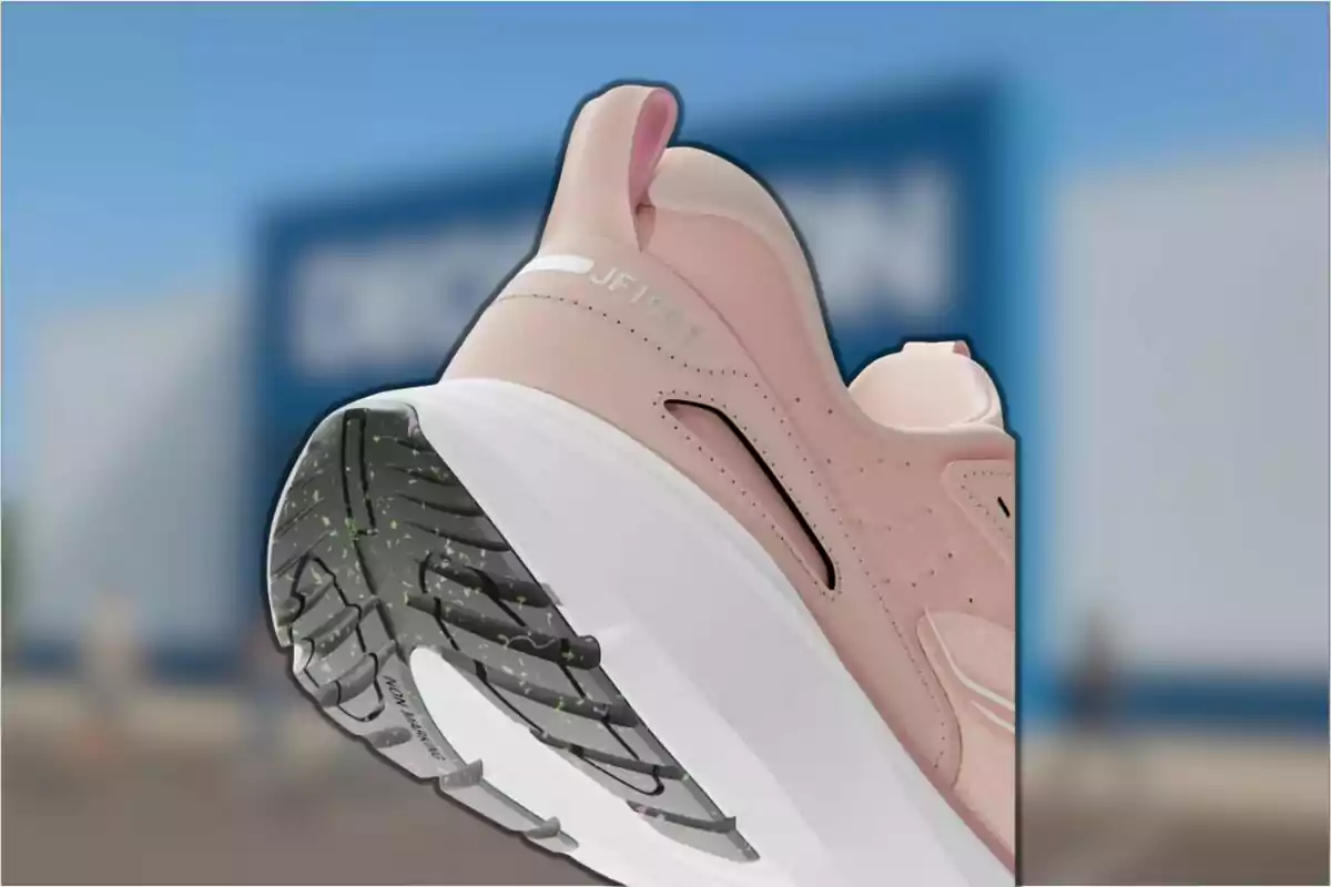 Sabata esportiva rosa vista des de sota amb sola blanca i detalls en negre sobre un fons desenfocat Sabata esportiva rosa vista des de sota amb sola blanca i detalls en negre sobre un fons desenfocat