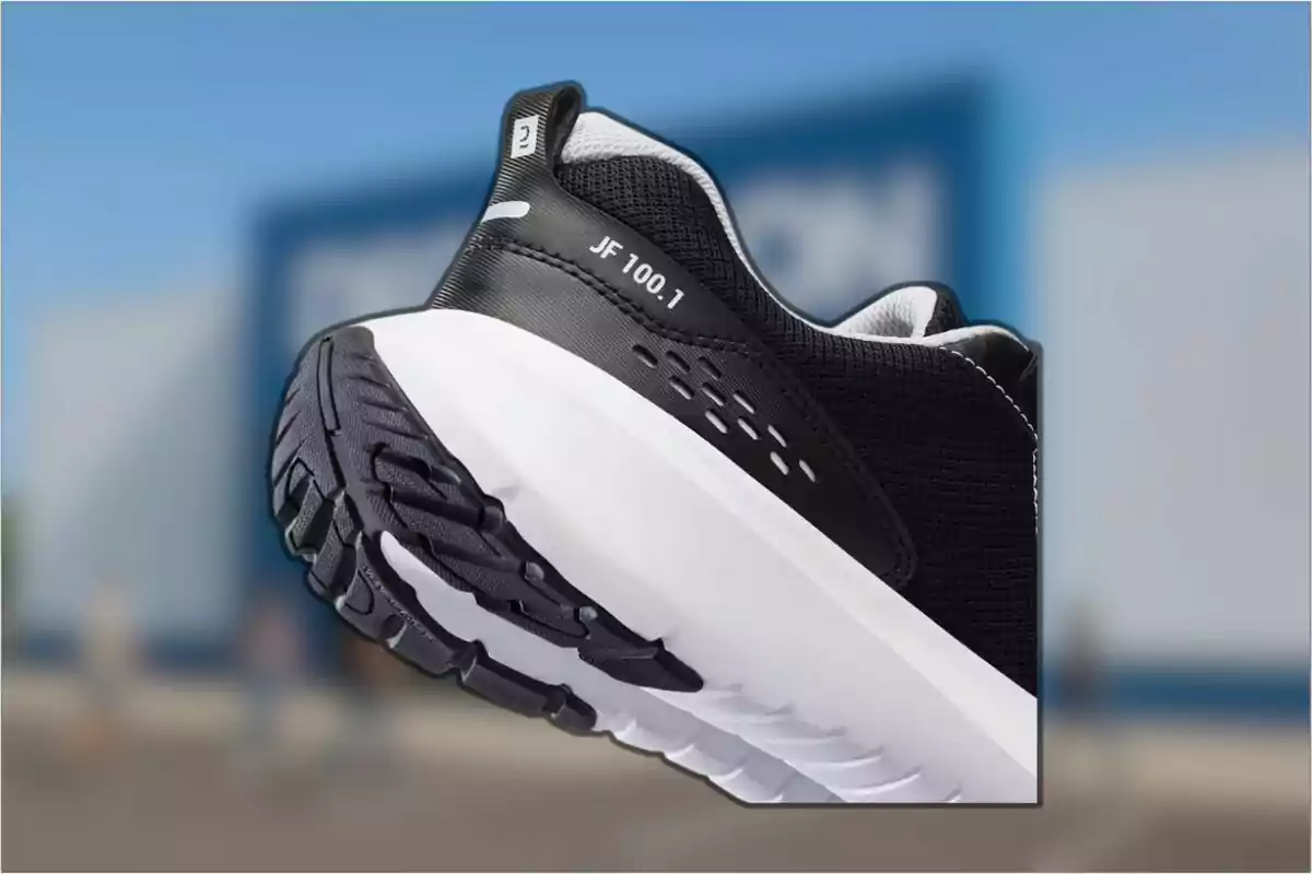 Sabata esportiva negra amb sola blanca vista de prop sobre un fons desenfocat. Sabata esportiva negra amb sola blanca vista de prop sobre un fons desenfocat.