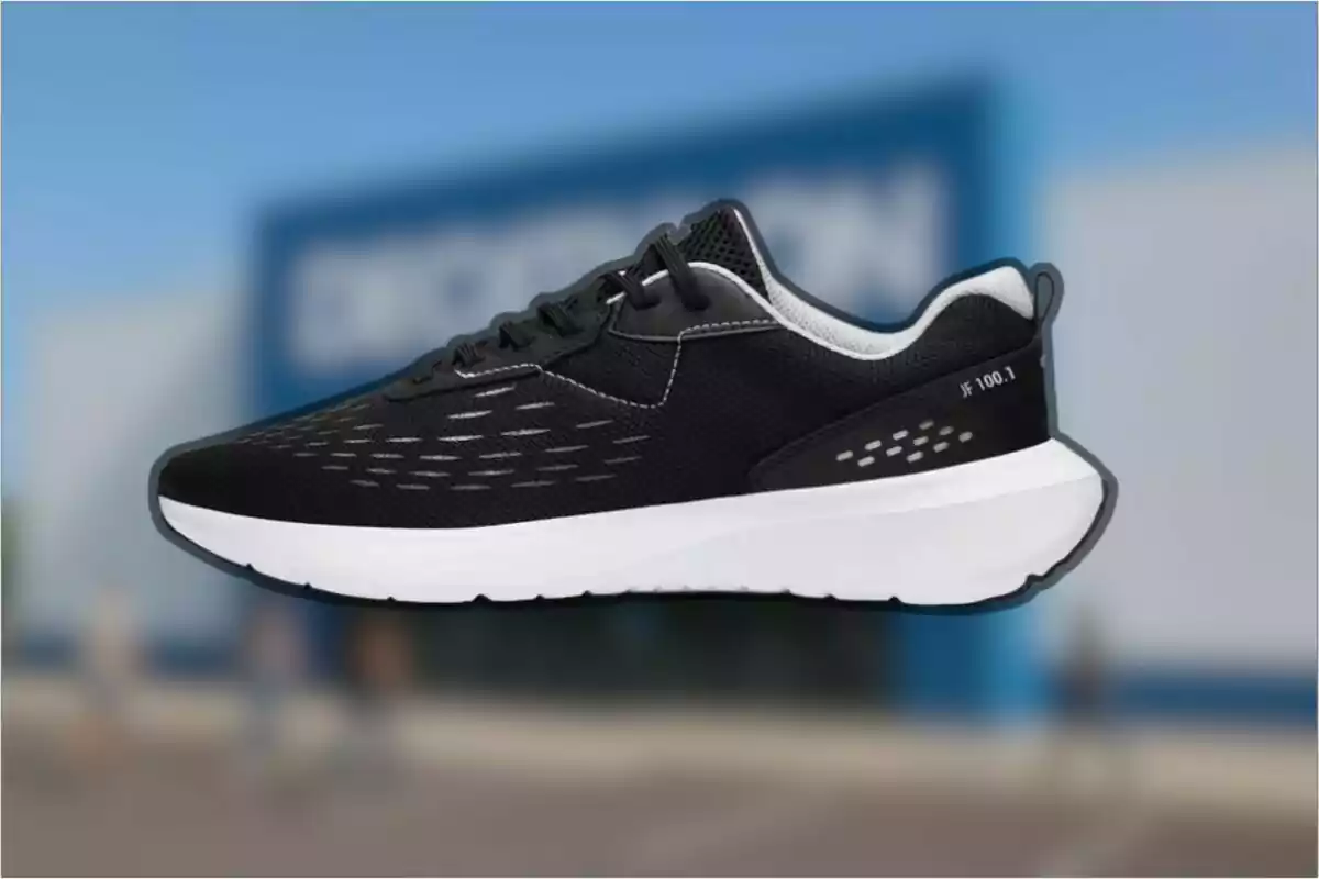 Sabata esportiva negra amb detalls grisos i sola blanca sobre un fons desenfocat d’una botiga. Sabata esportiva negra amb detalls grisos i sola blanca sobre un fons desenfocat d’una botiga.