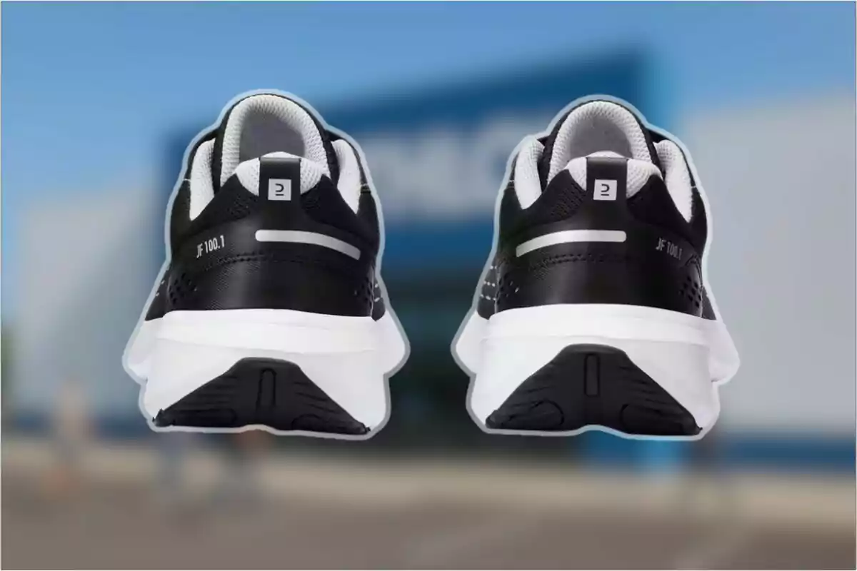 Dues sabatilles esportives negres i blanques vistes des del darrere amb el fons desenfocat Dues sabatilles esportives negres i blanques vistes des del darrere amb el fons desenfocat