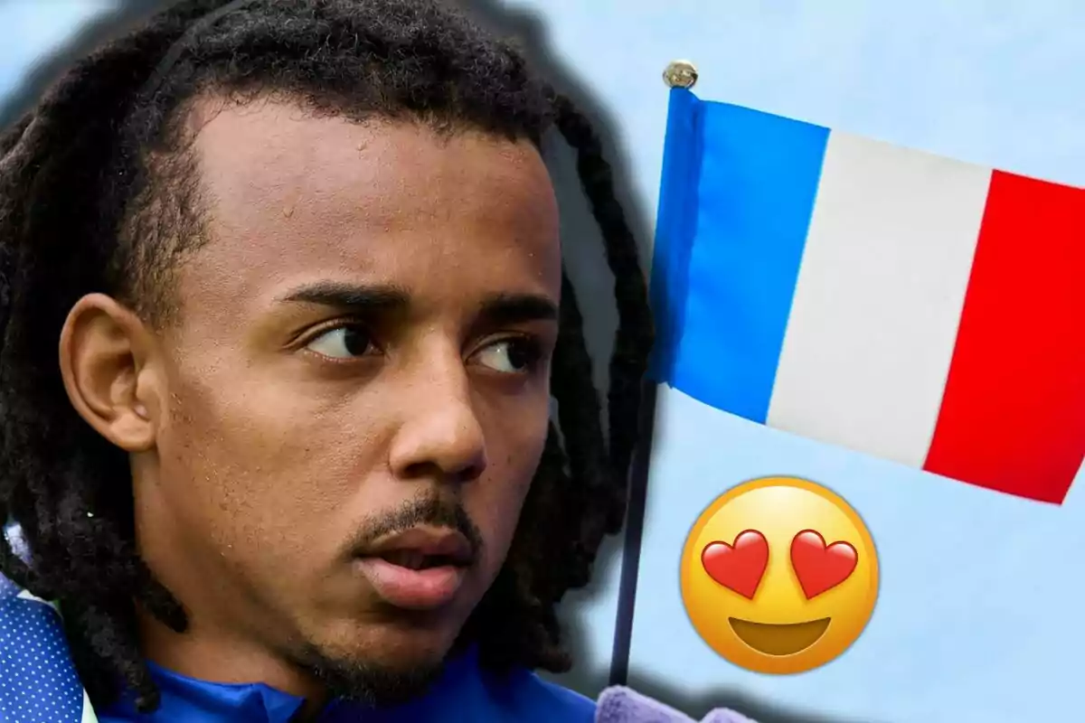 Jules Koundé mira cap a un costat mentre una bandera de França i un emoticona de cara somrient amb ulls de cor apareixen al seu costat.