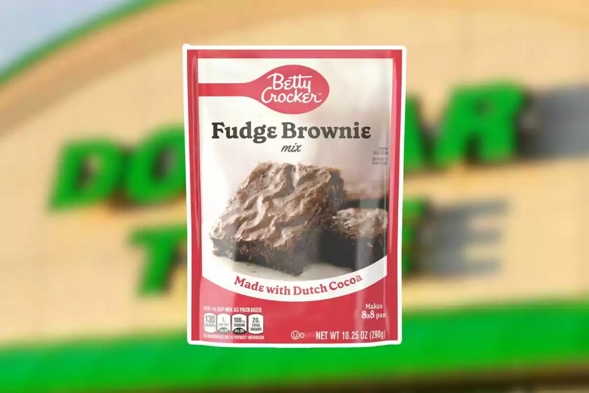Mezcla para brownies de chocolate Betty Crocker con cacao holandés en empaque rojo y blanco frente a un fondo borroso de tienda