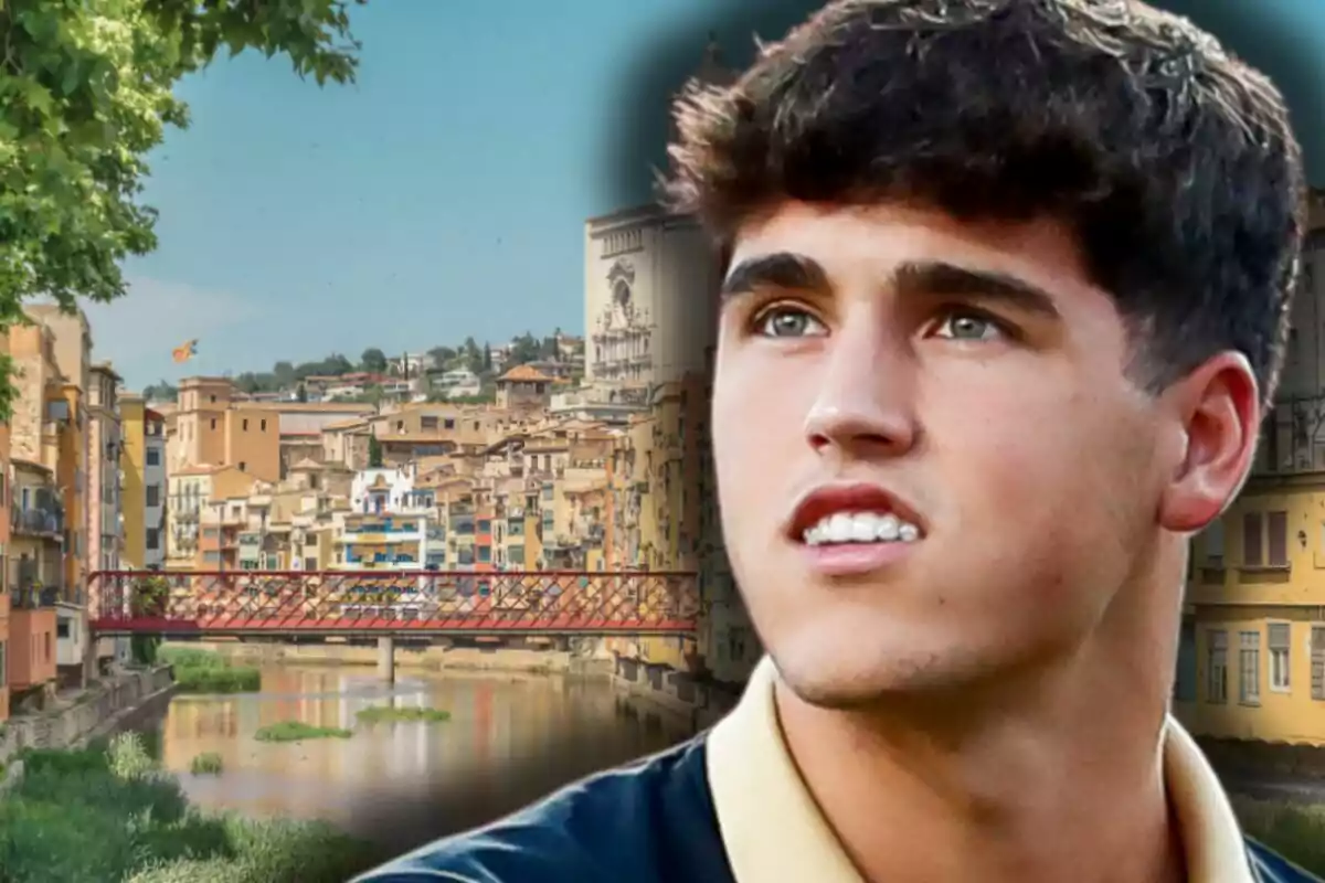 Pau Cubarsí en primer pla amb expressió pensativa i al fons una ciutat amb cases de colors al costat d’un riu i un pont vermell
