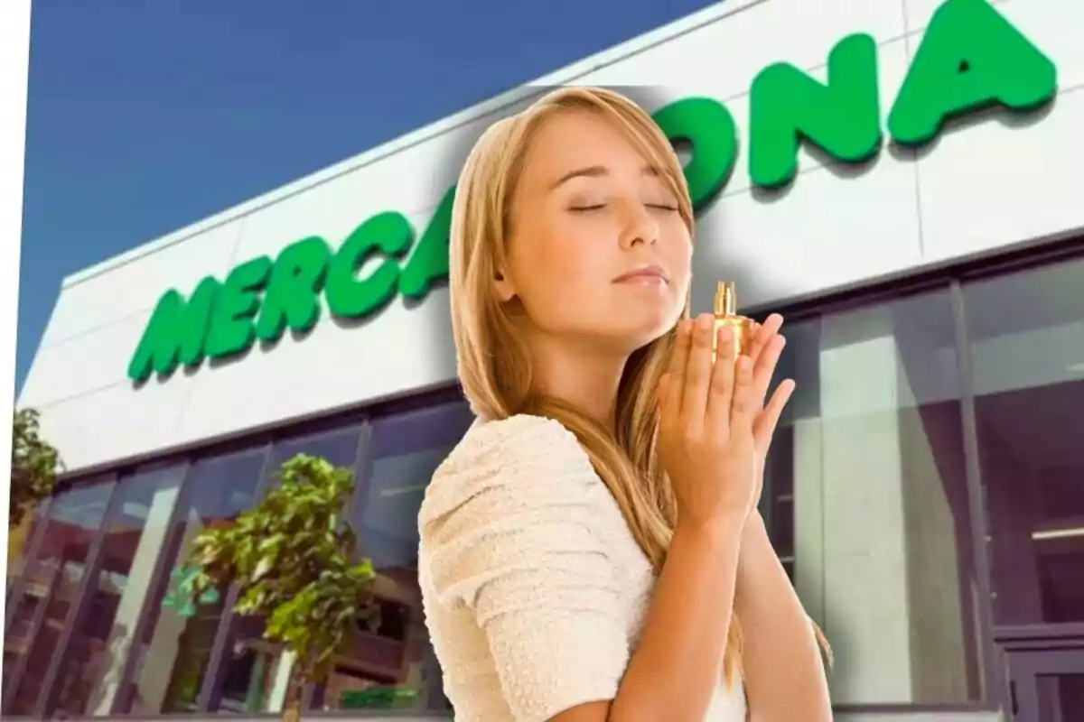Mujer joven con los ojos cerrados sosteniendo un frasco de perfume frente a una tienda de Mercadona