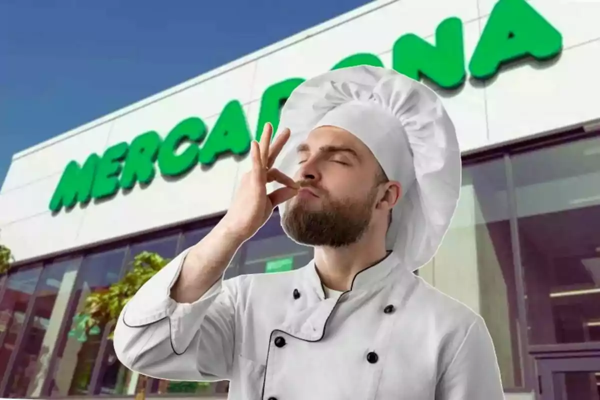 Un chef con uniforme blanco hace un gesto de satisfacción frente a una tienda de Mercadona