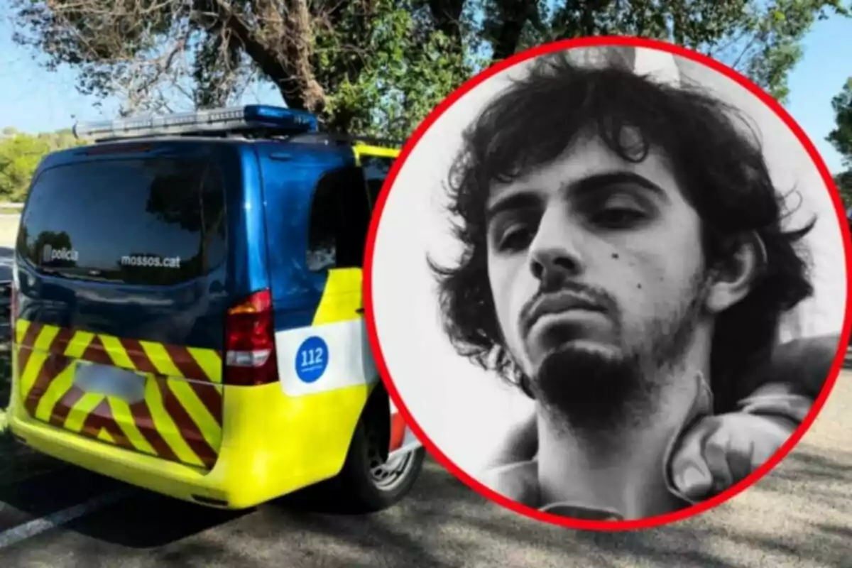 Una furgoneta de la policía Mossos d'Esquadra estacionada en una carretera con la imagen en blanco y negro de un joven dentro de un círculo rojo superpuesta en la esquina derecha