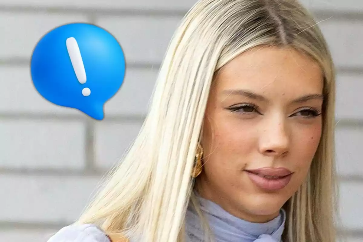 Alejandra Rubio amb expressió seriosa i un globus blau de missatge amb un signe d’exclamació blanc al fons