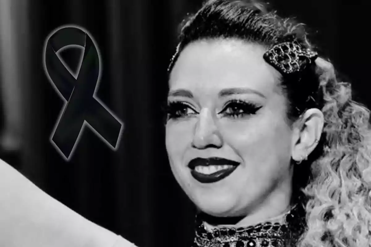 Mujer sonriente en blanco y negro con un moño en el cabello y un lazo negro de luto al fondo