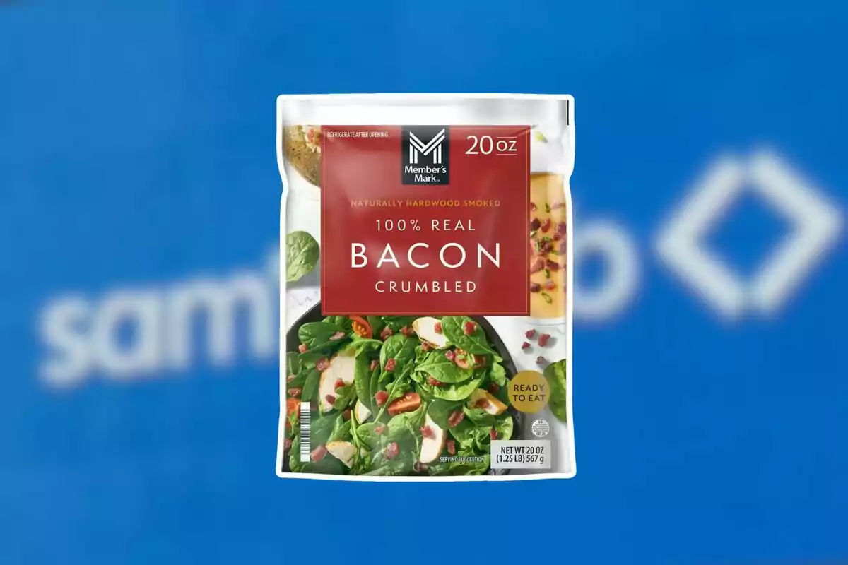 Bolsa de trozos de tocino real marca Member’s Mark sobre un fondo azul desenfocado