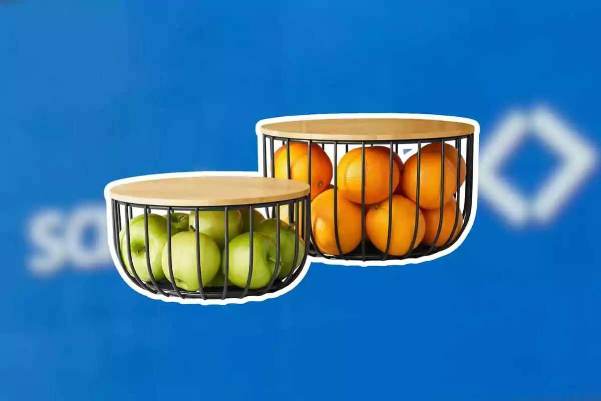 Dos canastas de metal con tapa de madera contienen manzanas verdes y naranjas sobre un fondo azul desenfocado. Dos canastas de metal con tapa de madera contienen manzanas verdes y naranjas sobre un fondo azul desenfocado.