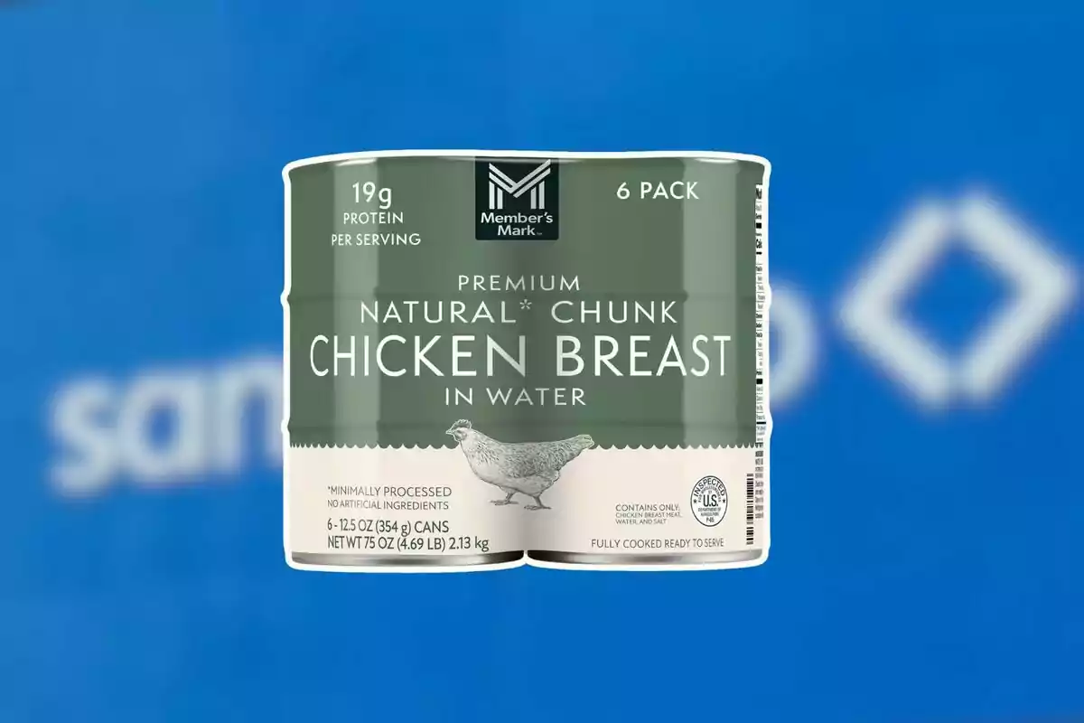 Lata de pechuga de pollo en trozos en agua de la marca Member’s Mark con fondo azul desenfocado.