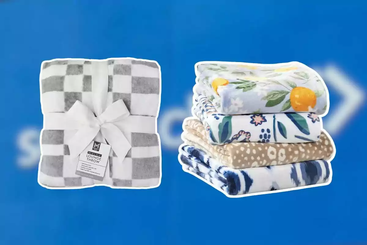 Manta de cuadros grises y blancos con lazo blanco junto a una pila de mantas dobladas con diferentes estampados sobre un fondo azul Manta de cuadros grises y blancos con lazo blanco junto a una pila de mantas dobladas con diferentes estampados sobre un fondo azul